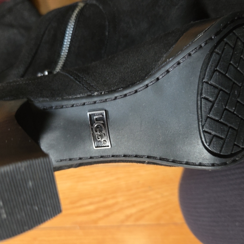 UGG Ophira black suede over-the-knee boots with a burgundy lamb fur cuff. - Picture 12 of 13